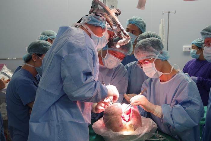 Các bác sĩ đang tiến hành ghép phổi cho bệnh nhân N.X.T.