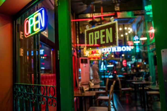  Nhiều quán bar, pub, nhà hàng đã hoạt động trở lại nhưng chưa thực sự hồi sinh. Ảnh: VICE.