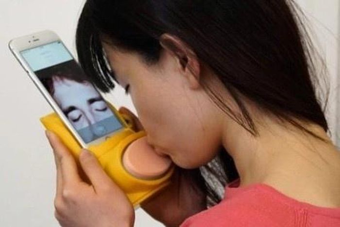  Các thiết bị hôn từng ra mắt đều được quảng cáo có tác dụng giúp các đôi yêu xa xích lại gần nhau. Ảnh: Insider. 