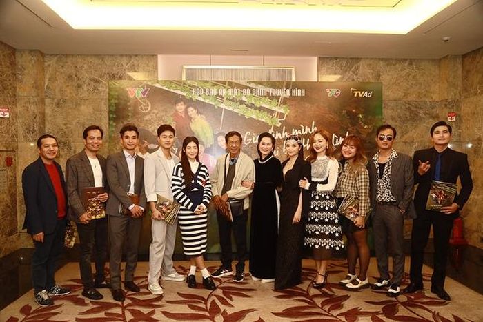 Đoàn phim và diễn viên trong buổi ra mắt phim