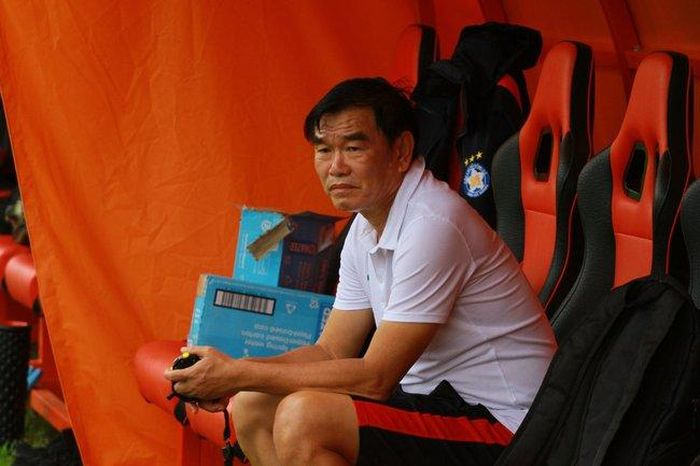 HLV Phan Thanh Hùng bất ngờ rời B.Bình Dương đầu mùa 2021 và hiện tại cũng đang gặp khó ở SHB Đà Nẵng. Ảnh: SHB ĐN