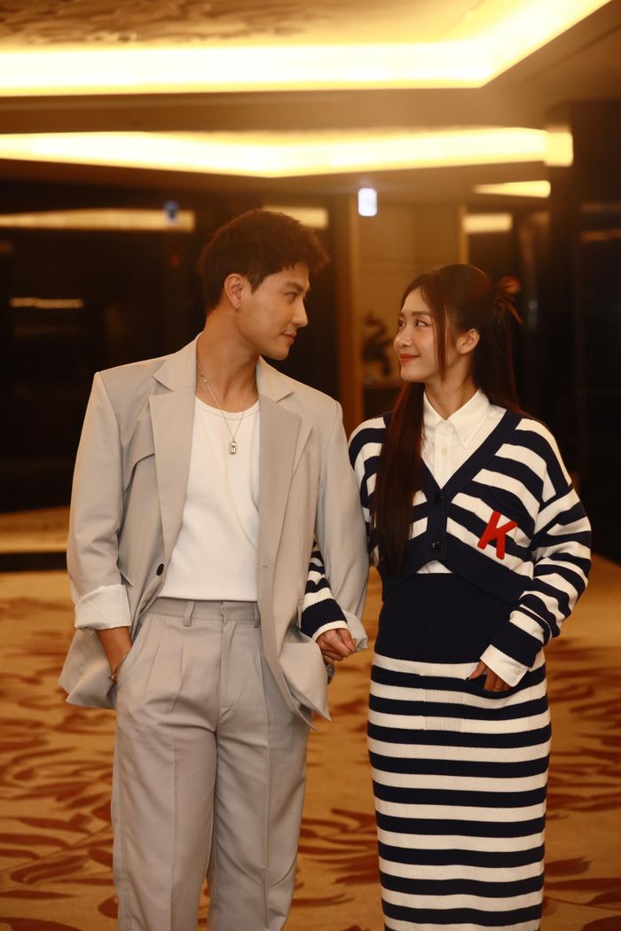 Thanh Sơn và Khả Ngân tình tứ bên nhau. 