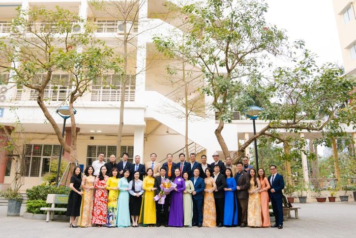 Đại biểu, Ban tổ chức, cựu học viên Học viện Tư pháp lần thứ nhất, nhiệm kỳ 2023 – 2028 chụp ảnh lưu niệm tại sân trường trụ sở chính của Học viện Tư pháp