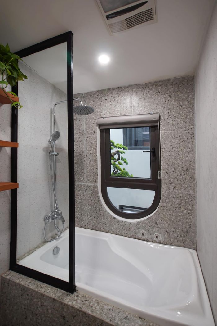 Bồn tắm ngâm thư giãn. Đây là loại bồn có chi phí không cao, khi thi công cần xây bệ đỡ phía dưới. Các gia đình có tài chính vừa phải nhưng vẫn muốn làm bồn tắm có thể nghiên cứu cách thiết kế này.