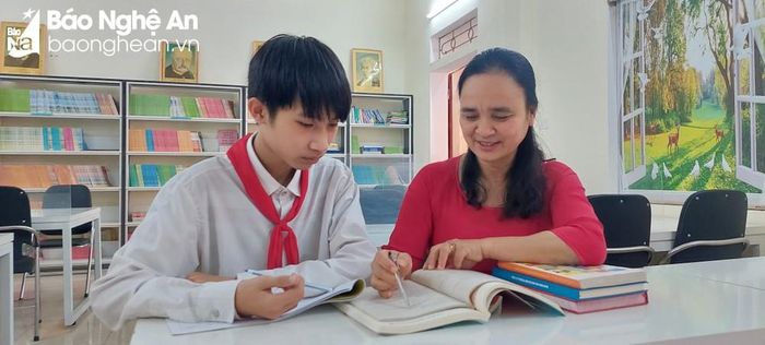 Cô giáo Nguyễn Thị Thúy Lưu luôn dành sự quan tâm đặc biệt để truyền đạt kiến thức môn Hóa cho Nam. Ảnh: Mai Giang