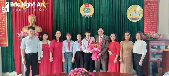  Ban Giám hiệu nhà trường tuyên dương học sinh đạt thành tích tại kỳ thi học sinh giỏi tỉnh. Ảnh: Mai Giang