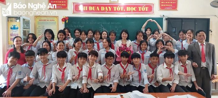 Tập thể lớp 9A, Trường THCS Diễn Hồng trong niềm vui có 3 bạn đạt học sinh giỏi tỉnh.