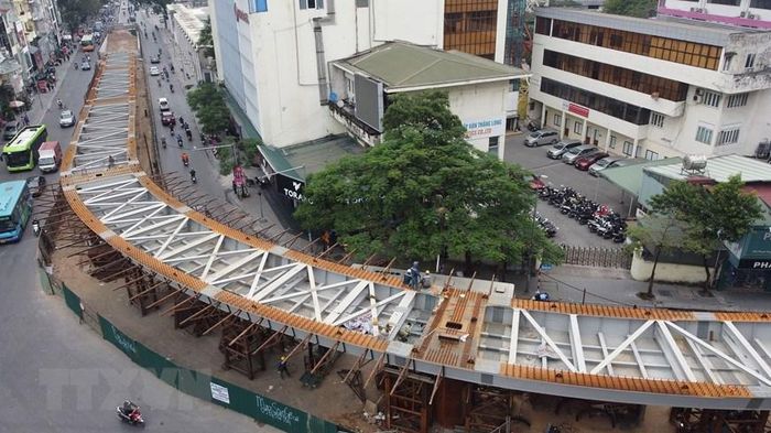 Các dầm thép đã được lắp đặt xong theo chiều dài cầu là 320 mét. (Ảnh: Huy Hùng/TTXVN)