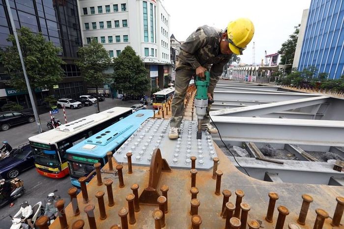 Đơn vị thi công đang khẩn trương hoàn thiện hạng mục kết cấu dầm thép. (Ảnh: Huy Hùng/TTXVN)