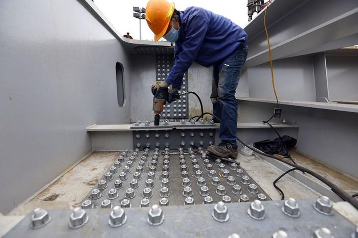 Đến thời điểm này, đơn vị thi công đã hợp long đốt dầm cuối cùng tại điểm cong nối phố Chùa Bộc và Phạm Ngọc Thạch, đang gấp rút triển khai các hạng mục tiếp theo như đổ bêtông nhựa asphalt, lắp đặt hệ thống lan can để kịp thời thông xe vào cuối tháng 4/2023. (Ảnh: Huy Hùng/TTXVN)