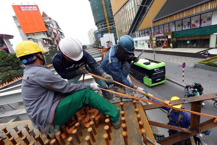 Thi công phần giàn giáo để chuẩn bị đổ bêtông bản mặt cầu. (Ảnh: Huy Hùng/TTXVN)