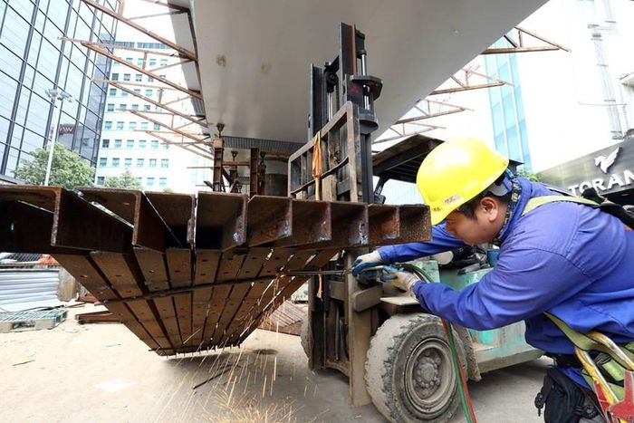 Đơn vị thi công đang làm các hạng mục cốt pha để đổ bêtông đốt dầm đầu tiên. (Ảnh: Huy Hùng/TTXVN)
