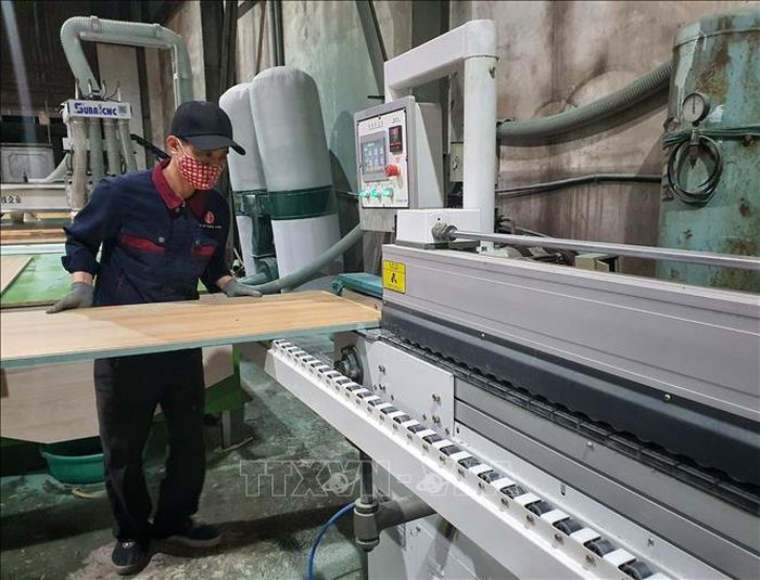 Sản xuất, chế biến đồ nội thất tại Công ty Kiến trúc Nội thất Trường Thịnh, trong cụm công nghiệp phường Thọ Xương, thành phố Bắc Giang. Ảnh: Danh Lam/TTXVN