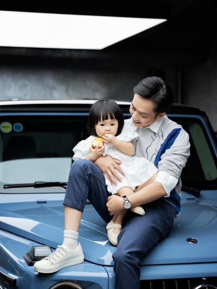 Cô bé được gọi là một "rich kid" chính hiệu khi sở hữu cuộc sống giàu có, hạnh phúc mà nhiều người mơ ước.