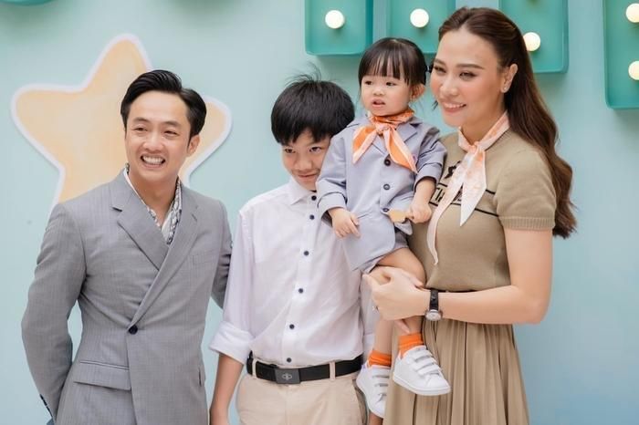 Từ một doanh nhân có tiếng đa tình, anh trở thành người đàn ông sẵn sàng vào bếp nấu nướng chăm lo miếng ăn giấc ngủ cho bạn đời kể từ sau khi về chung nhà với người đẹp Đàm Thu Trang.