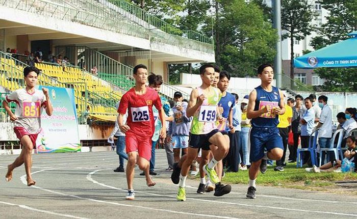 Vận động viên thi đấu chung kết nội dung chạy 800m nam môn điền kinh cấp THPT