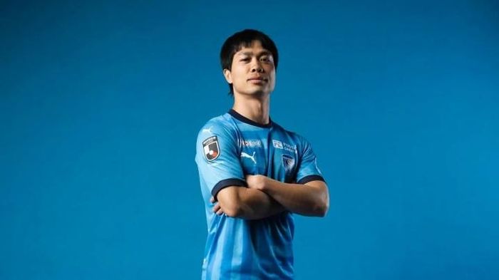Công Phượng khoác áo Yokohama FC ở Nhật Bản.