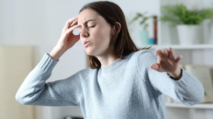  Nếu tình trạng thức dậy chóng mặt xảy ra thường xuyên, bạn nên hỏi bác sĩ để được tư vấn cụ thể. Ảnh: Healthdigest. 