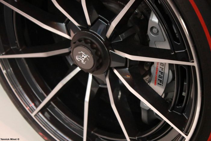  Thiết kế mâm 10 chấu kích thước 20 inch của Omologata khá đơn giản. Đi kèm với chi tiết này là lốp Pirelli P Zero được trang trí các đường chỉ đỏ và kẹp phanh màu xám. 