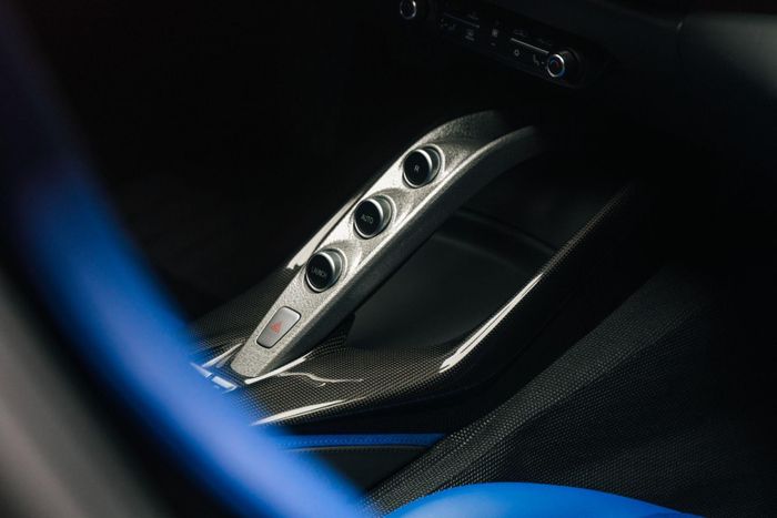  Tổng thể nội thất của xe khá tương đồng với 812 Superfast. Bộ ghế thể thao có màu Xanh Electric chủ đạo với chất liệu chính là da thật cao cấp và vải Jeans Aunde. 