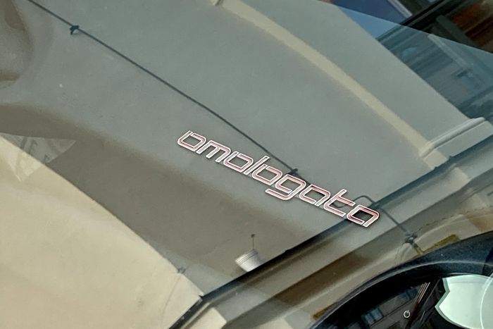  Ngoài ra, Omologata còn sử dụng nhiều chất liệu cao cấp như sợi carbon hay da Alcantara. Logo Omologata được đặt ở vị trí bảng taplo ghế phụ. 