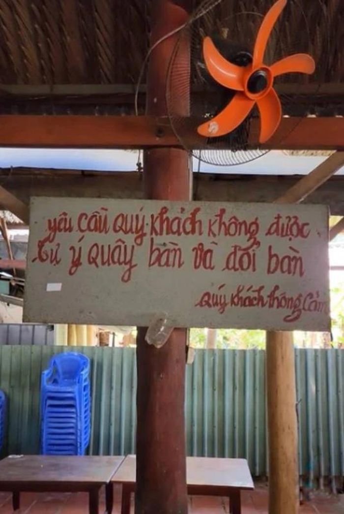 Dường như mỗi lời thông báo là một kinh nghiệm, được chủ quán đúc kết ra qua trải nghiệm thực tế của mình.