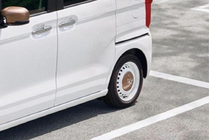 Nếu bạn đang thắc mắc về giá của bộ bodykit phong cách Defender, cản trước có giá 70.000 Yên (519 USD), cản sau 30.000 Yên (222 USD), ốp đèn hậu 25.000 Yên (185 USD), bộ nâng hệ thống treo ở mức 38.000 Yên (282 USD) và bộ lazang thép 14 inch có giá là 56.000 Yên (415 USD)