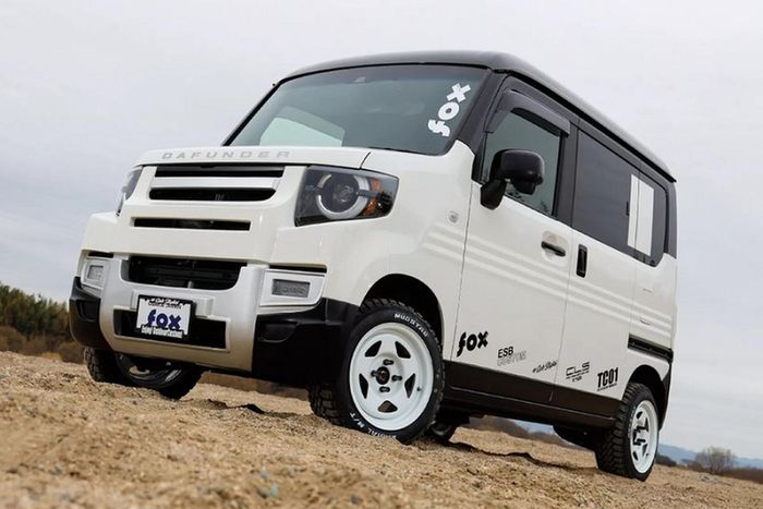 Tuy vậy, logo Honda đã biến mất, thay bằng dòng chữ "Dafunder" trên nắp ca-pô. Cùng với đó, lớp sơn hai tông màu được lấy cảm hứng từ những chiếc Land Rover Defender cũang được trang bị cho chiếc Dafunder hàng độc này.