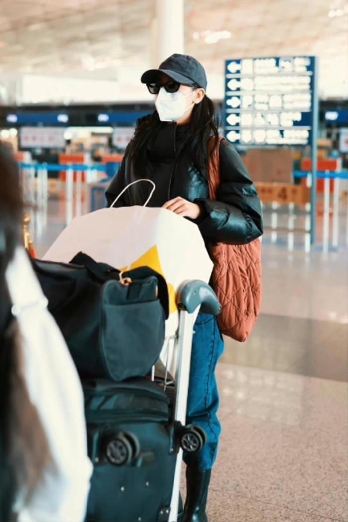 Địch Lệ Nhiệt Ba xuất hiện giữa tin đồn mang thai.