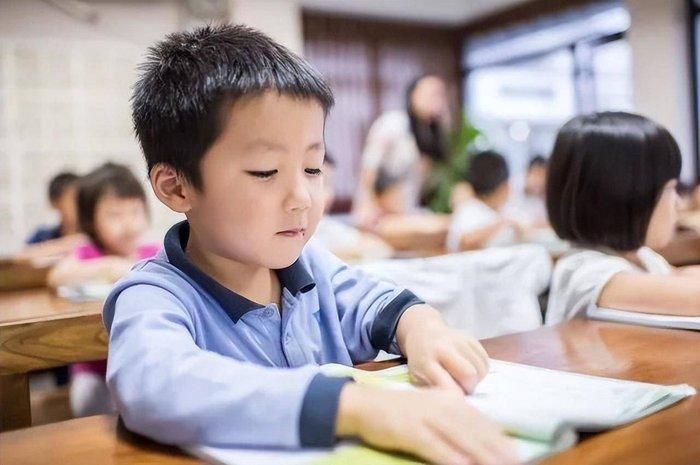 Cha mẹ hãy dạy con cách quản lý thời gian để con học tập, làm việc hiệu quả hơn. (Ảnh minh họa)