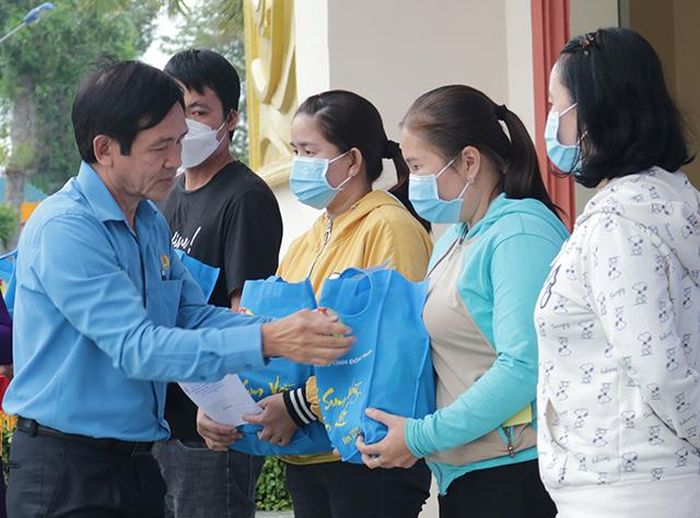 Ông Trần Hoàng Vũ - Chủ tịch Liên đoàn Lao động tỉnh trao quà cho đoàn viên, người lao động tại Chương trình “Tết sum vầy - Xuân gắn kết” Tết Quý Mão 2023 (ảnh minh họa)