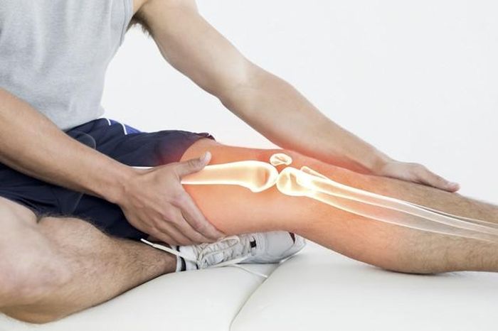 Người bệnh cần đến chuyên khoa xương khớp để được thăm khám và điều trị khi đau nhức trong xương chân xuất hiện và kéo dài trên 5 ngày.