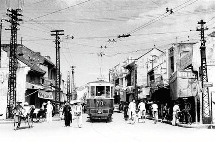 Tàu điện trên phố Hàng Đào