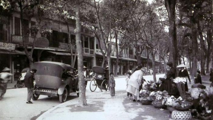 Phố Hàng Khay nằm ở bờ Nam của hồ Gươm