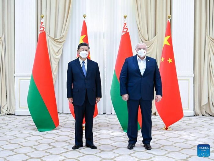 Chủ tịch Trung Quốc Tập Cận Bình (trái) và Tổng thống Belarus Alexander Lukashenko tại Hội nghị thượng đỉnh của Tổ chức Hợp tác Thượng Hải (SCO) ở TP Samarkand (Uzbekistan) ngày 15-9-2022. Ảnh: TÂN HOA XÃ