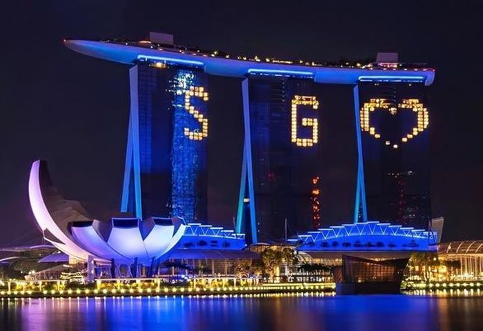 Singapore nghiên cứu và triển khai trong thực tế xe taxi tự lái, xe buýt tự lái, sử dụng máy bay không người lái và rô-bốt để giám sát các hành vi phạm tội, hệ thống nhà thông minh, cột đèn thông minh… Ảnh NHK.