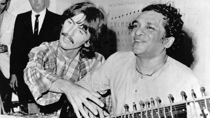 George Harrison (trái) chịu ảnh hưởng sâu sắc của nghệ sĩ đàn sitar Ấn Độ Ravi Shankar (phải). Ảnh: AP