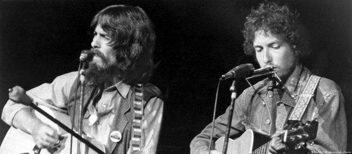 Năm 1971, Harrison đã tổ chức một buổi hòa nhạc từ thiện cho Bangladesh và cùng với Bob Dylan