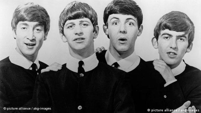 George Harrison (ngoài cùng bên phải) là thành viên trẻ nhất của Beatles