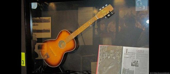 Harrison có cây đàn guitar đầu tiên vào năm 13 tuổi