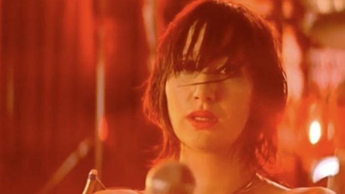 Trong một khoảnh khắc xúc động, Karen O đã tạo nên hình ảnh bất hủ cho indie rock