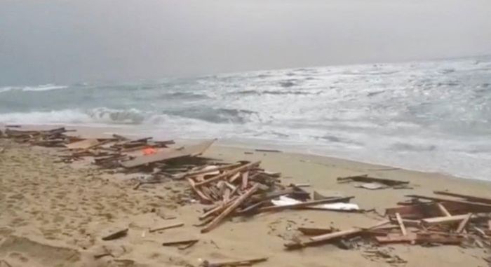 Mảnh vỡ của chiếc thuyền nằm rải rác trên biển. Ảnh: Reuters