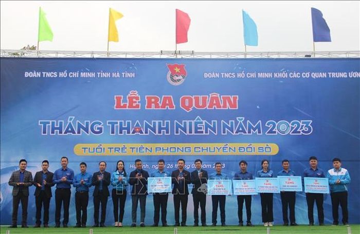 Các đơn vị trực thuộc Đoàn khối các cơ quan Trung ương trao tặng biểu trưng các công trình thanh niên triển khai trên địa bàn Hà Tĩnh.