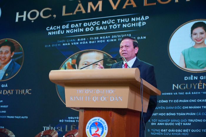 TS Lê Doãn Hợp chia sẻ kinh nghiệm với các sinh viên