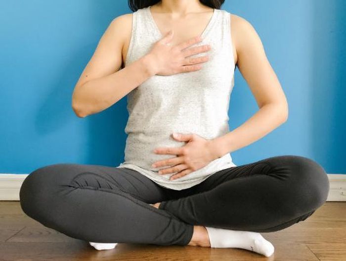 Khi đã quen có thể tập thở cơ hoành ở tư thế ngồi.