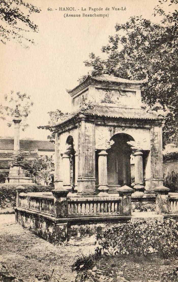 Ngôi đền bên cạnh tượng vua Lê