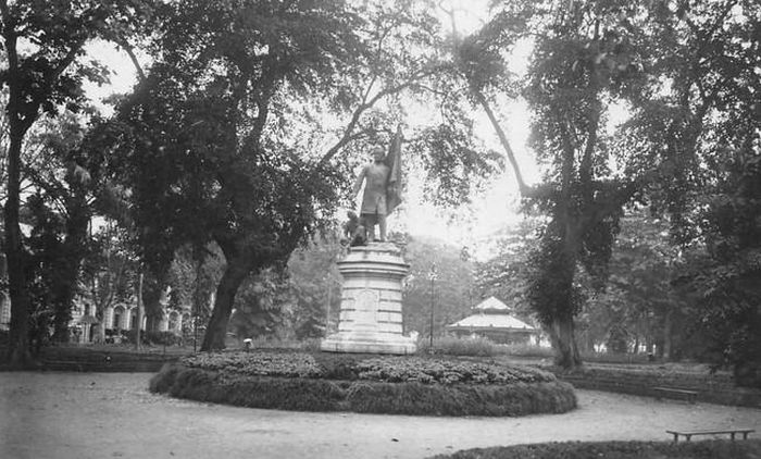 Tượng Paul Bert từ một góc nhìn khác