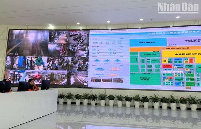 Công nghệ số được áp dụng trong giám sát, quản lý ở khu công nghiệp hóa chất xanh thành phố Lan Châu. (Ảnh: HỮU HƯNG)