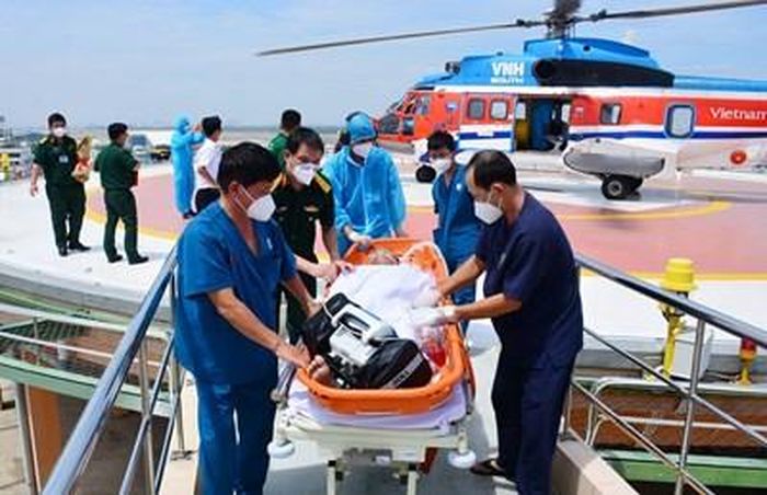 Các thầy thuốc Bệnh viện Quân y 175 phối hợp vận chuyển bệnh nhân cấp cứu bằng máy bay trực thăng từ huyện đảo Trường Sa (tỉnh Khánh Hòa) về bệnh viện điều trị.
