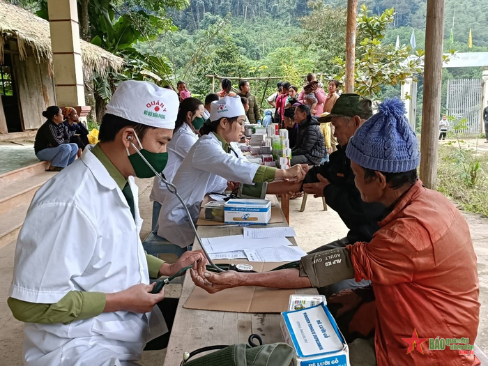  Quân y BĐBP thường xuyên tham gia hoạt động khám bệnh, cấp thuốc miễn phí cho nhân dân biên giới. 
